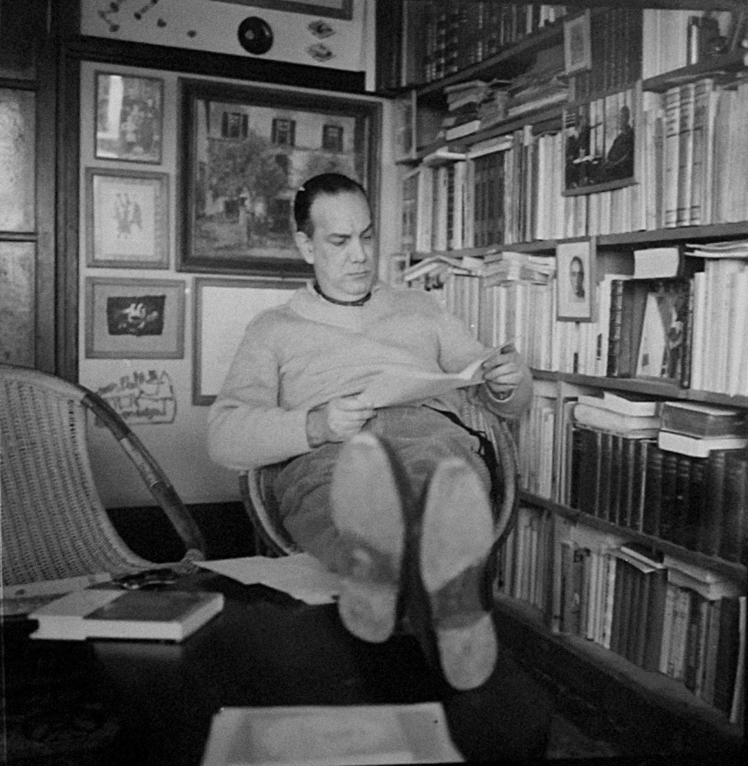 Camilo José Cela (leyendo)