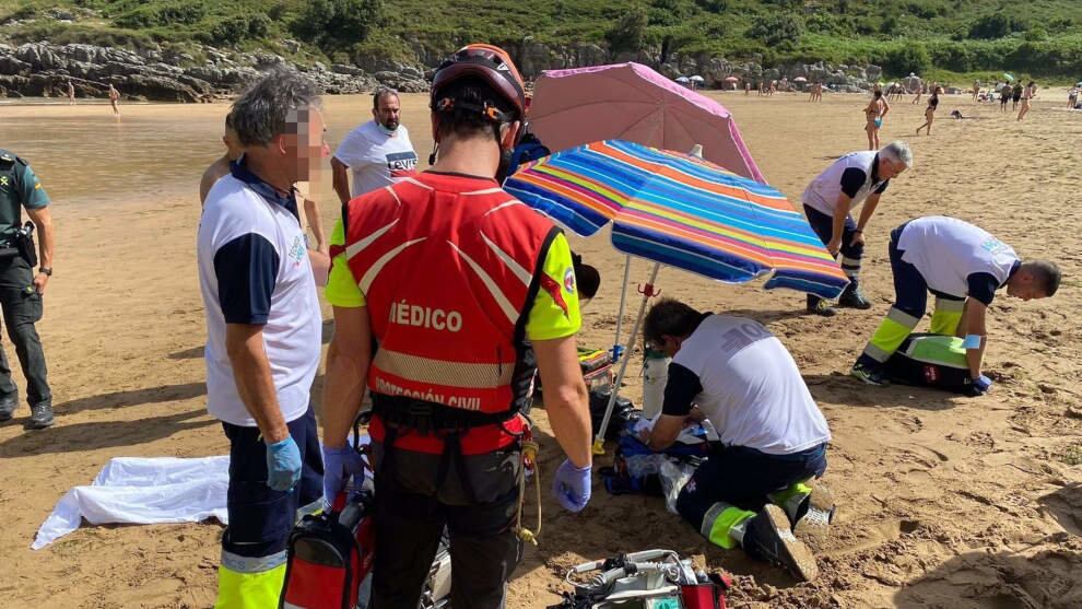 Efectivos de emergencia intentar salvar la vida a un hombre de Bilbao, que falleció ahogado en la playa de Liendo.