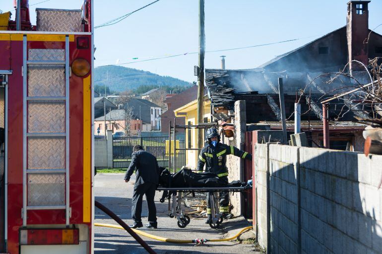 Momento en el que es rescatado el cadaver del hombre de 69 años