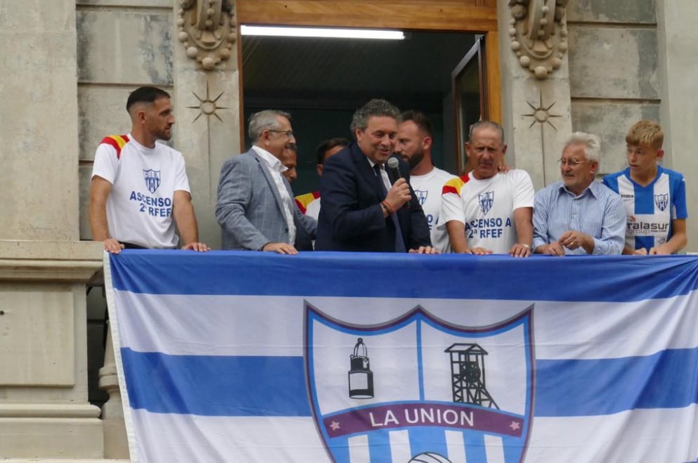 Julián Luna, presidente de La Unión, celebra el ascenso a 2ªRFEF