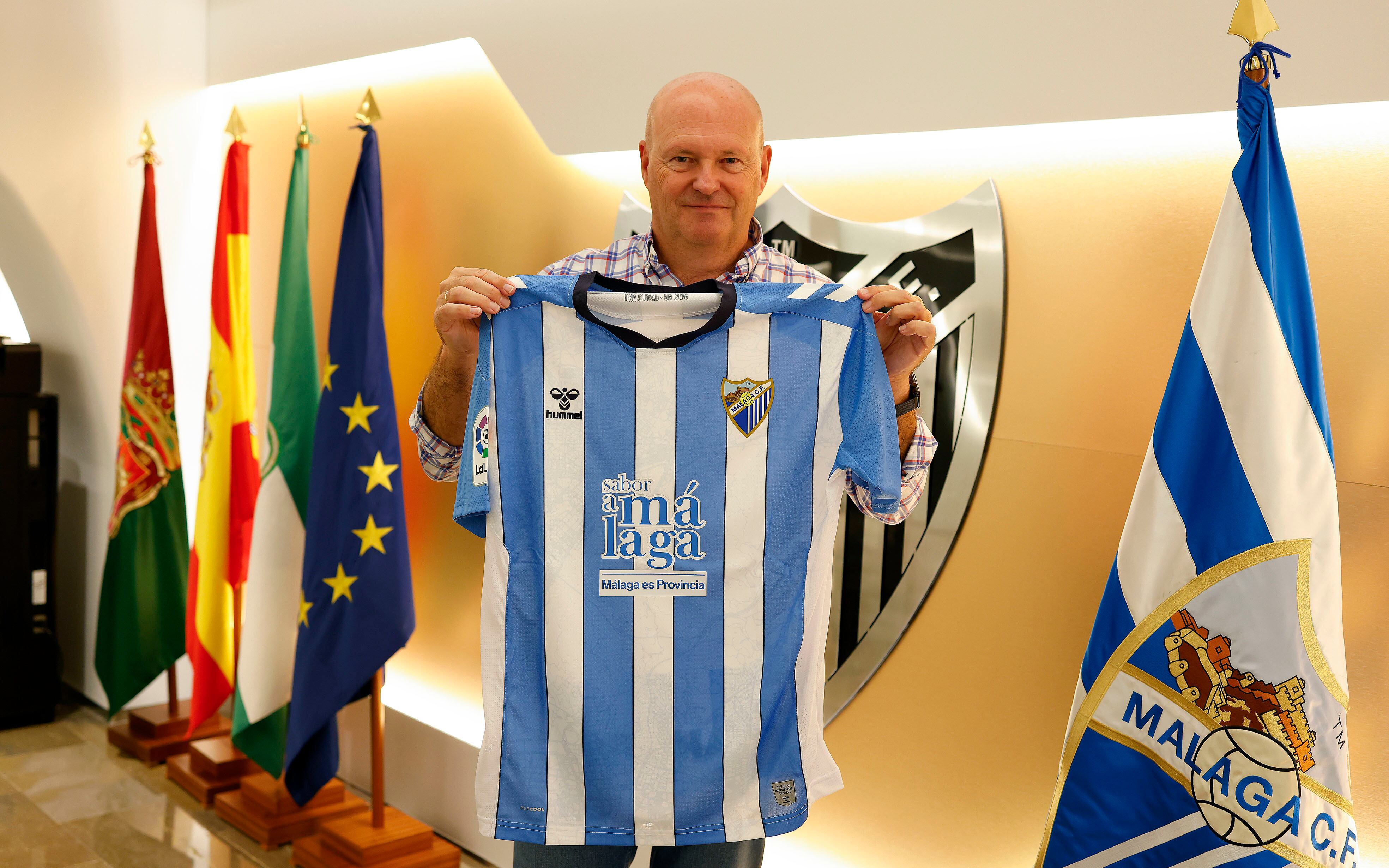 Pepe Mel posa con la camiseta del Málaga