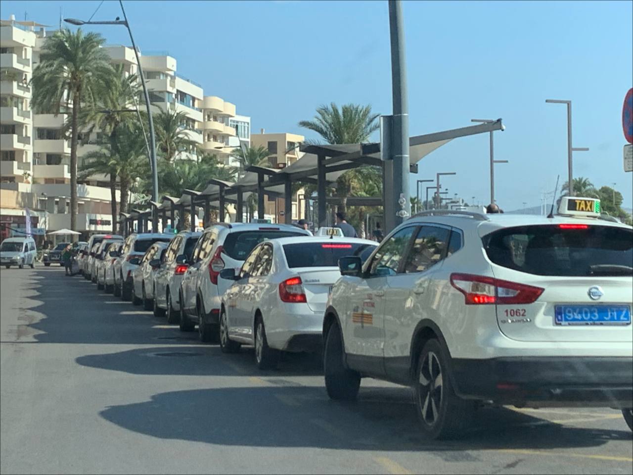 Cola de taxis en la avenida Santa Eulària (Foto PSOE)