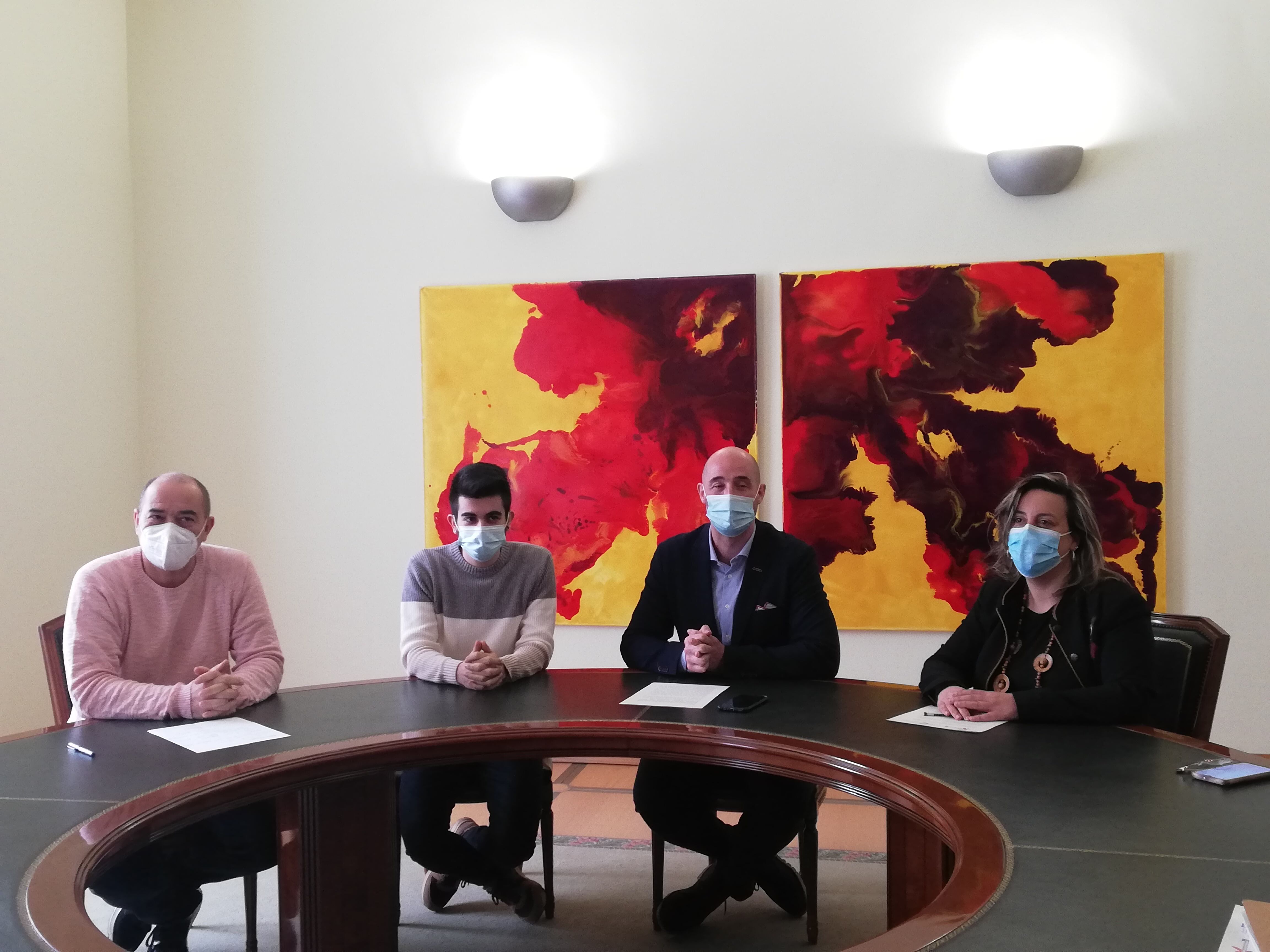 En la rueda de prensa han participado Endika Buruamendiaraz, representante de la empresa Athlon; Ander Curiel, concejal de Deporte y juventud; Jon Iraola, alcalde de Eibar y Goizane Álvarez, directora de Deporte en la Diputación de Gipuzkoa