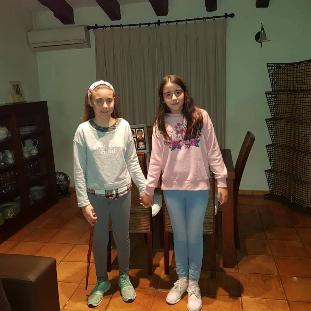 La presidenta infantil de Les Roques, Miriam Miralles (i) y su fallera mayor infantil, Erika Delegido (d). 