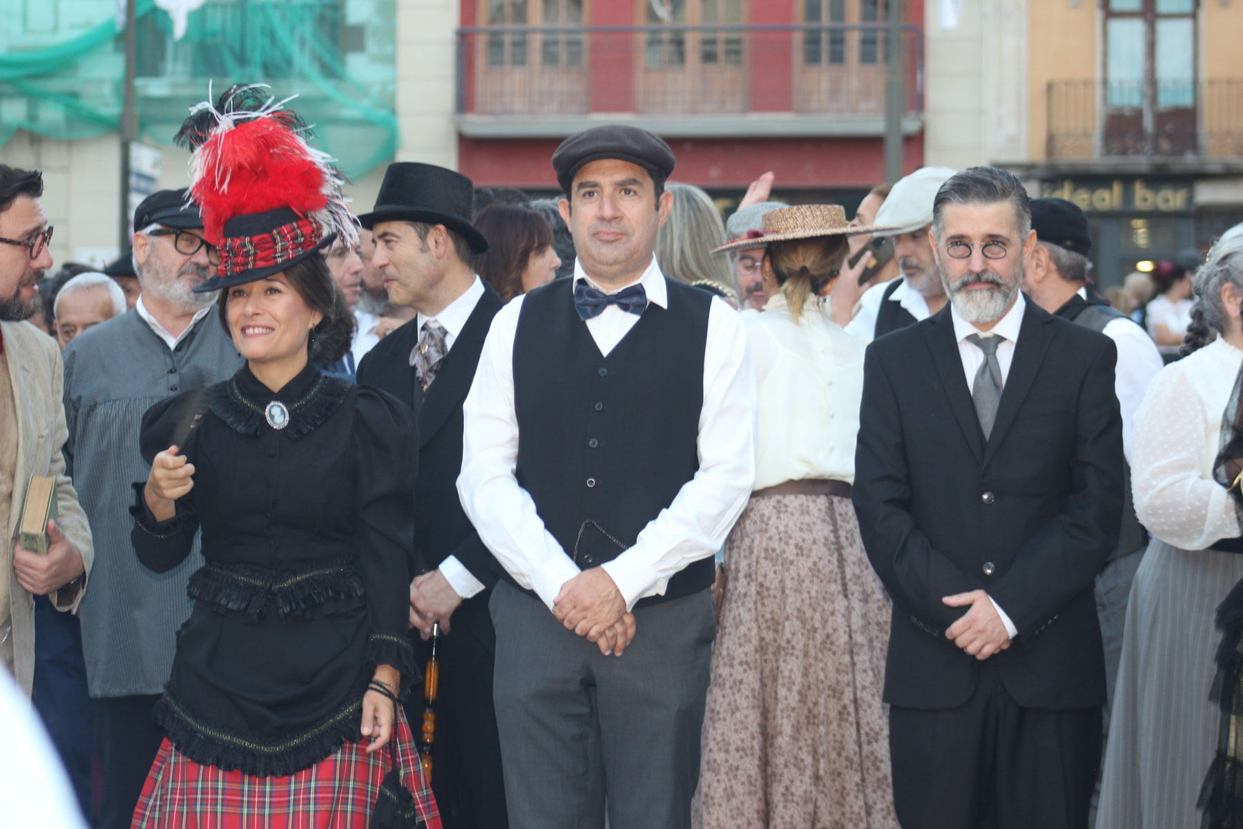 La concejal de Turismo, Lorena Zamorano, el alcalde Toni Francés, y el actor Jordi Carbonell en el papel de Gonzalo Cantó