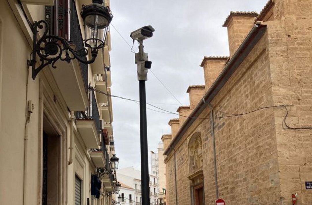 Una de las cámaras que controlarán el tráfico a partir de este 1 de marzo en las calles de Ciutat Vella.