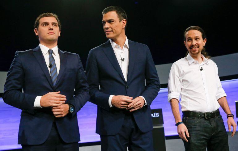 Los candidatos a la Presidencia del Gobierno de Ciudadanos, Albert Rivera (i); PSOE, Pedro Sánchez (c); y Podemos, Pablo Iglesias (d), posan momentos antes del debate digital organizado por el periódico El País