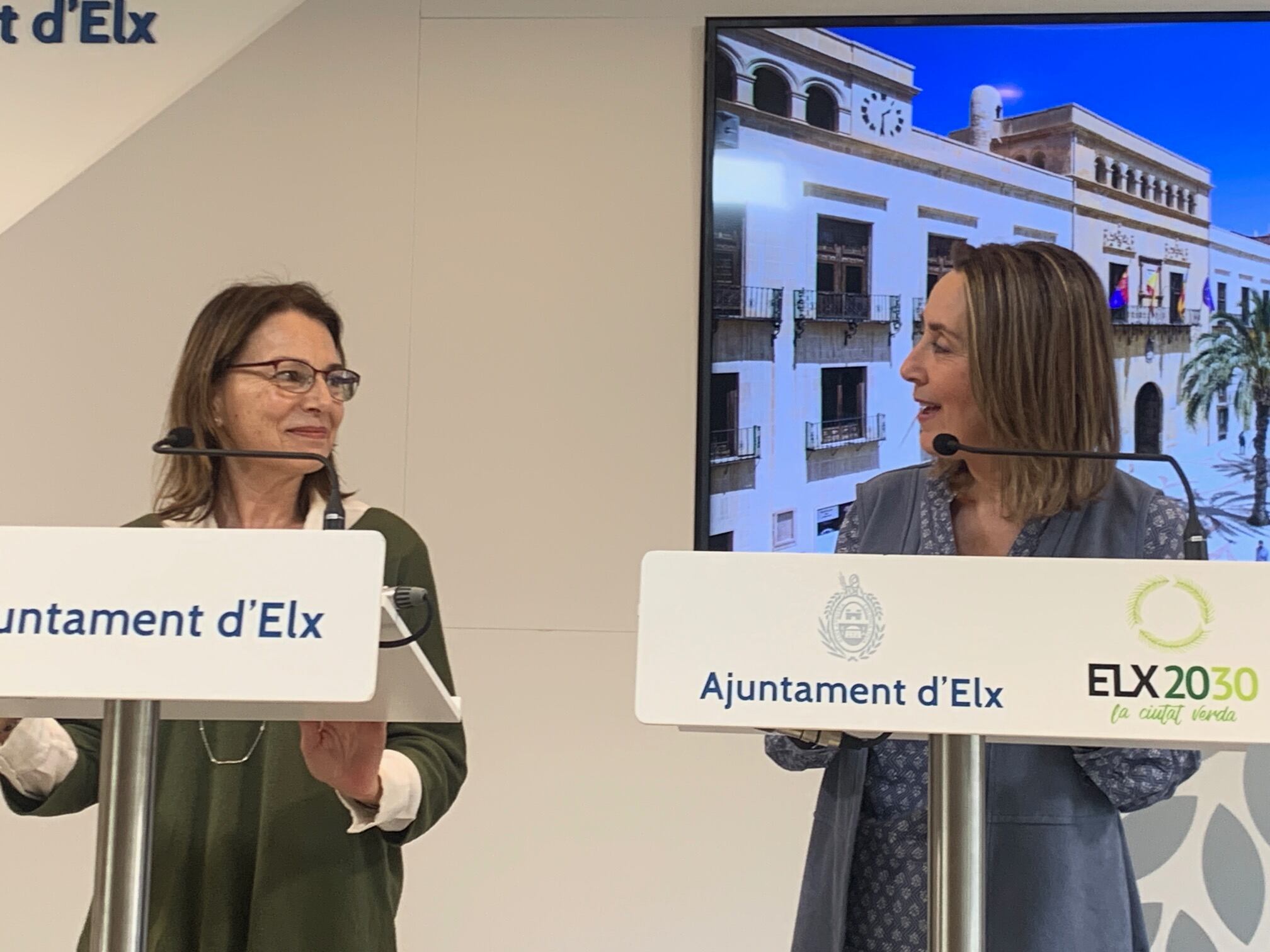 Directora Delegación de ANAR en la Comunidad Valenciana, Teresa Martínez Peral y la concejala de Educación del Ayto. de Elche, María José Martínez