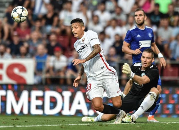 El defensa brasileño del Sevilla Guilherme Arana (i) y el guardameta checo del SK Sigma Olomouc Miloš Buchta (d) disputan un balón durante el partido que enfrentó a ambos equipos en la fase de clasificación de la Liga Europa que se celebra en Olomouc (República Checa).