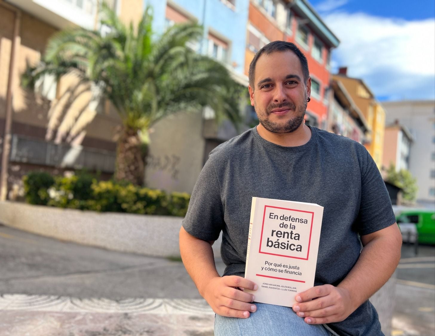 Julen Bollain posa con el libro del que es coautor