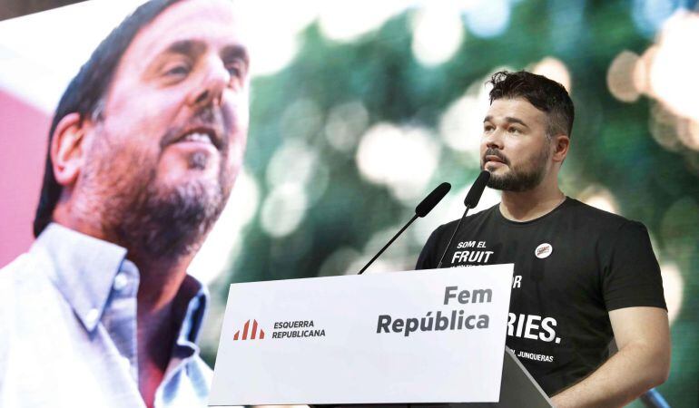 El diputado por ERC en el Congreso, Gabriel Rufián, da lectura a una carta del presidente del partido Oriol Junqueras, actualmente preso en Estremera al inicio de la conferencia nacional que ERC celebra este fin de semana en L&#039;Hospitalet de Llobregat (Barcelona).