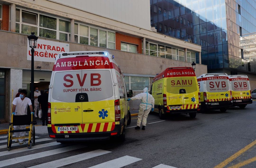 Imagen de archivo de la entrada de urgencias del hospital Clínico de Valencia.