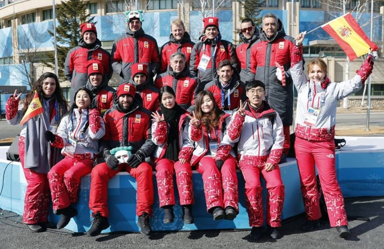 Equipo Olímpico de Deportes de Invierno de España en Korea del Sur. El villacarrillense Jesús Pérez, primero por la derecha de la segunda fila