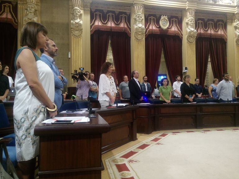 Los diputados guardan un minuto de silencio.