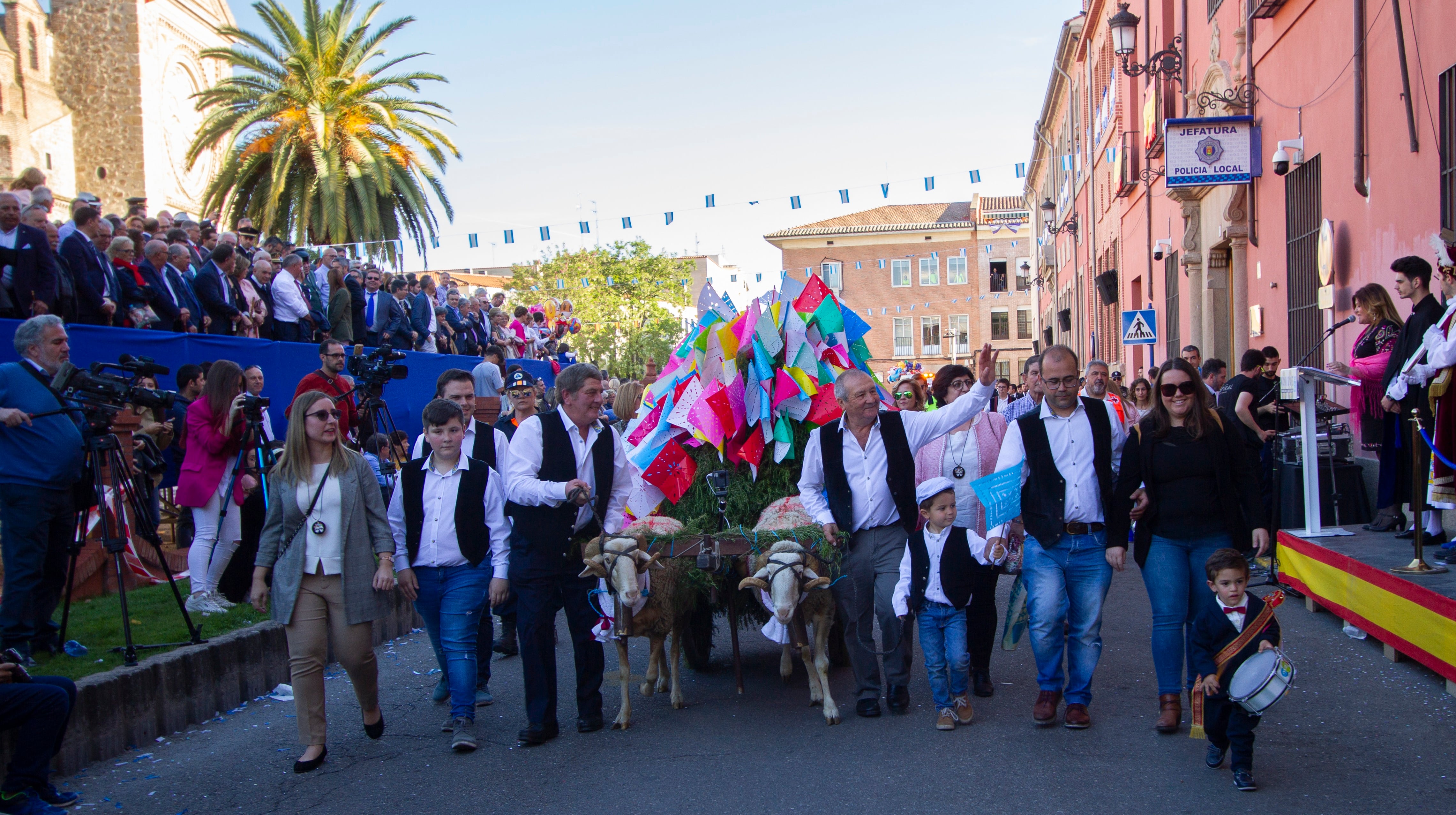 Tradicional carrito de Las Mondas, en Talavera de la Reina, tirado por una pareja de carneros. Foto archivo, 2019.