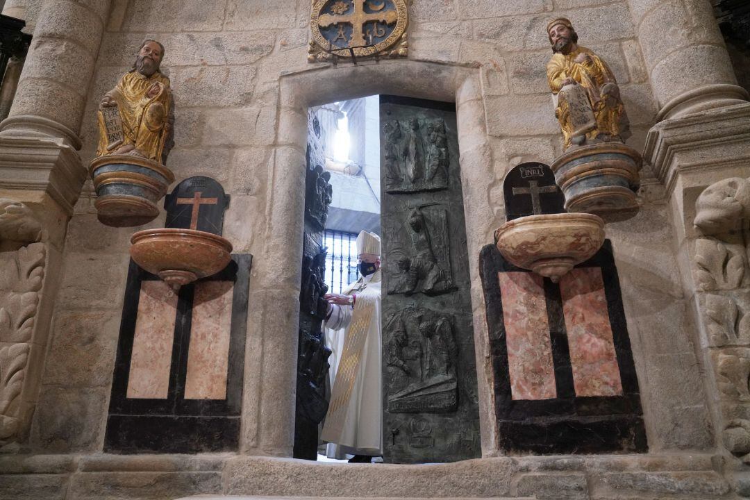 El Arzobispo De Santiago, don Julián Barrio, durante el acto solemne de apertura de la Puerta Santa de la Catedral de Santiago, que da inicio al Año Santo 2021, en Santiago de Compostela, Galicia (España), a 31 de diciembre de 2020. 