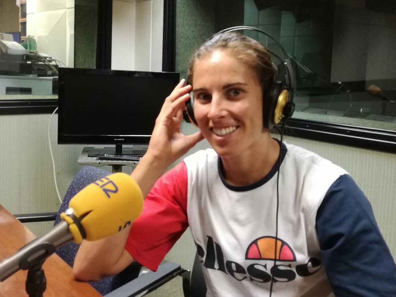 Eva Barrios en los estudios de Radio Zamora