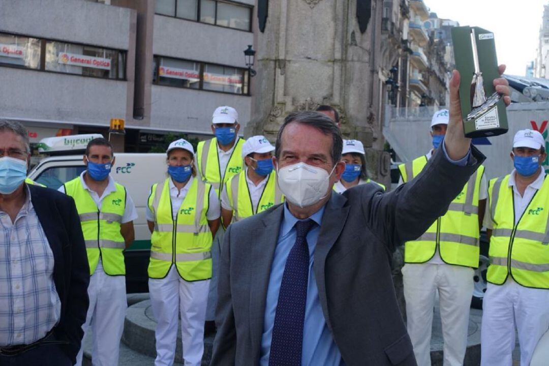 Abel Caballero con el galardón