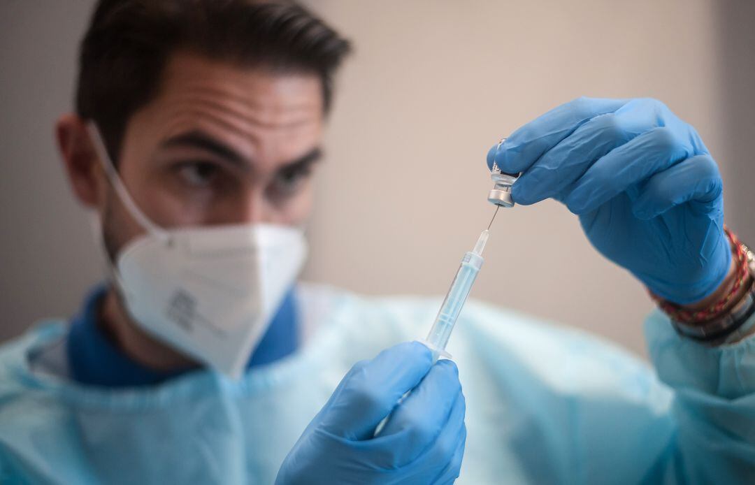 Un profesional sanitario extrae una dosis de la vacuna contra la COVID-19.
