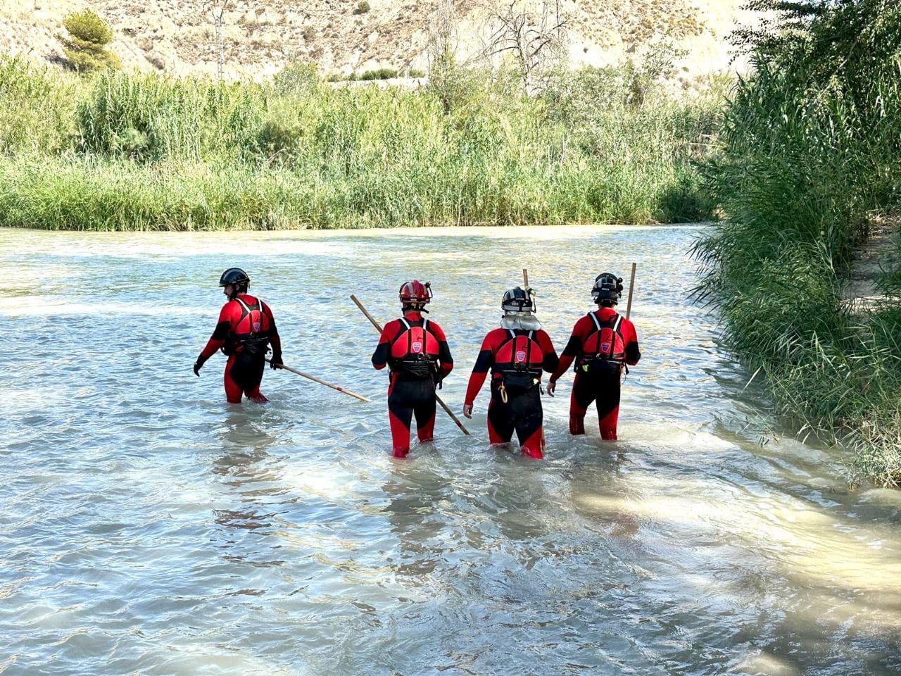 Bomberos del Consorcio de Extinción de Incendios y Salvamento de la Región de Murcia (CEIS) durante las labores de búsqueda del desaparecido en aguas del río Segura.