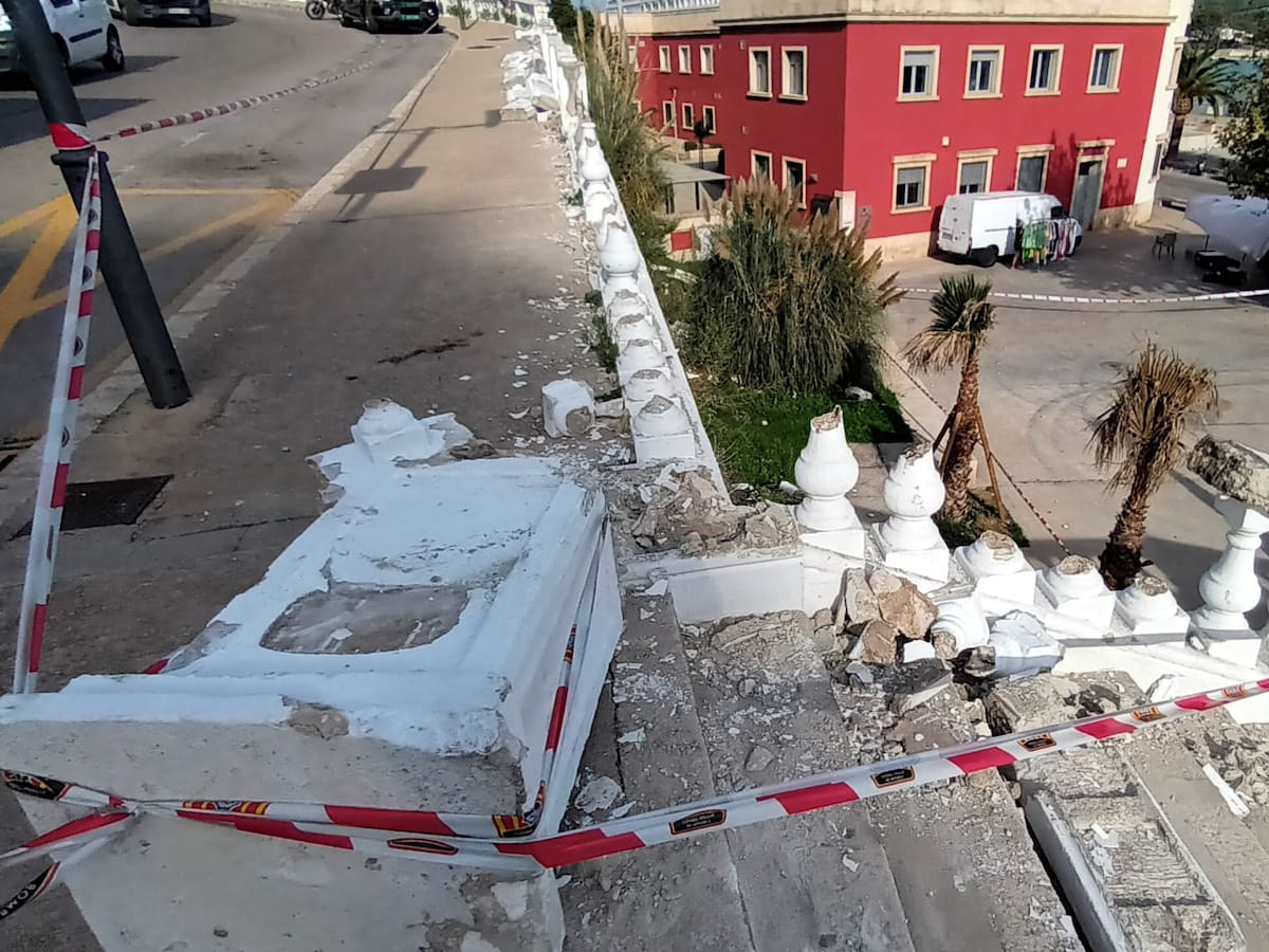 Un conductor ebri destrossa la balustrada de la Costa de Ses Voltes