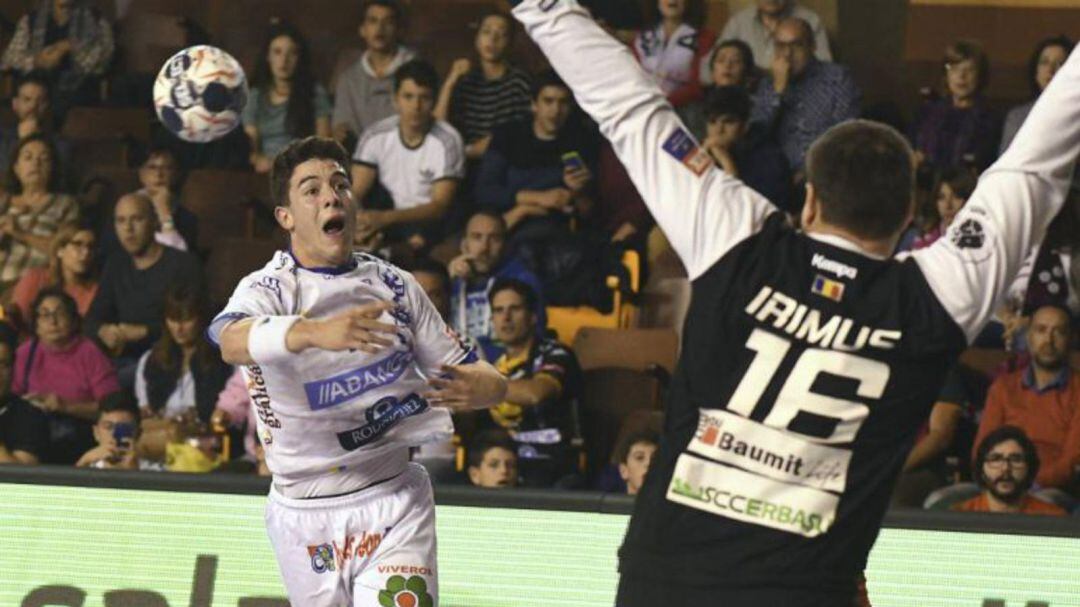 Jaime Fernández intenta un lanzamiento ante el Dinamo de Bucarest