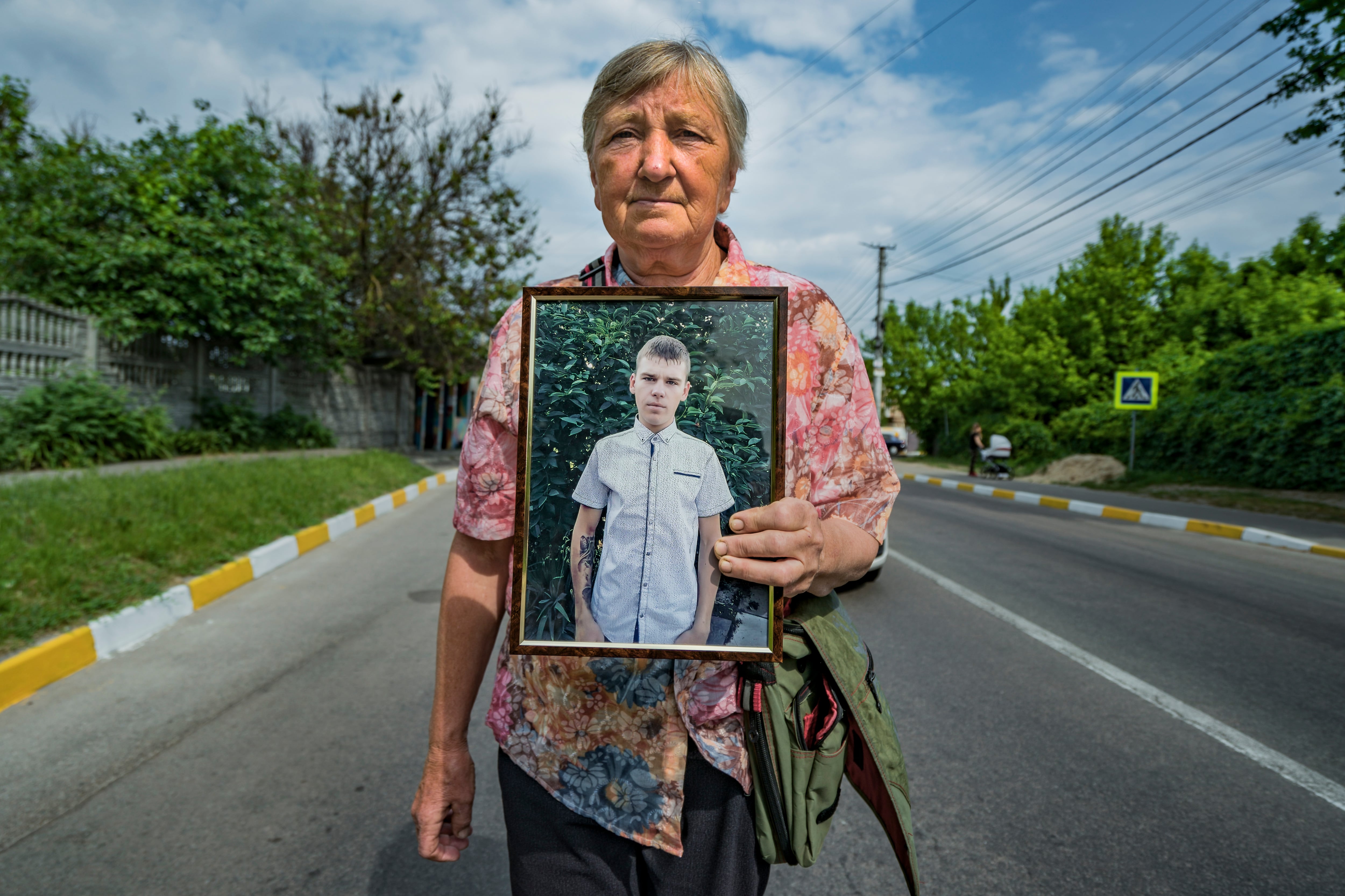 La abuela de Sasha, de 16 años, pide la liberación de su nieto después de haber sido capturado por los rusos