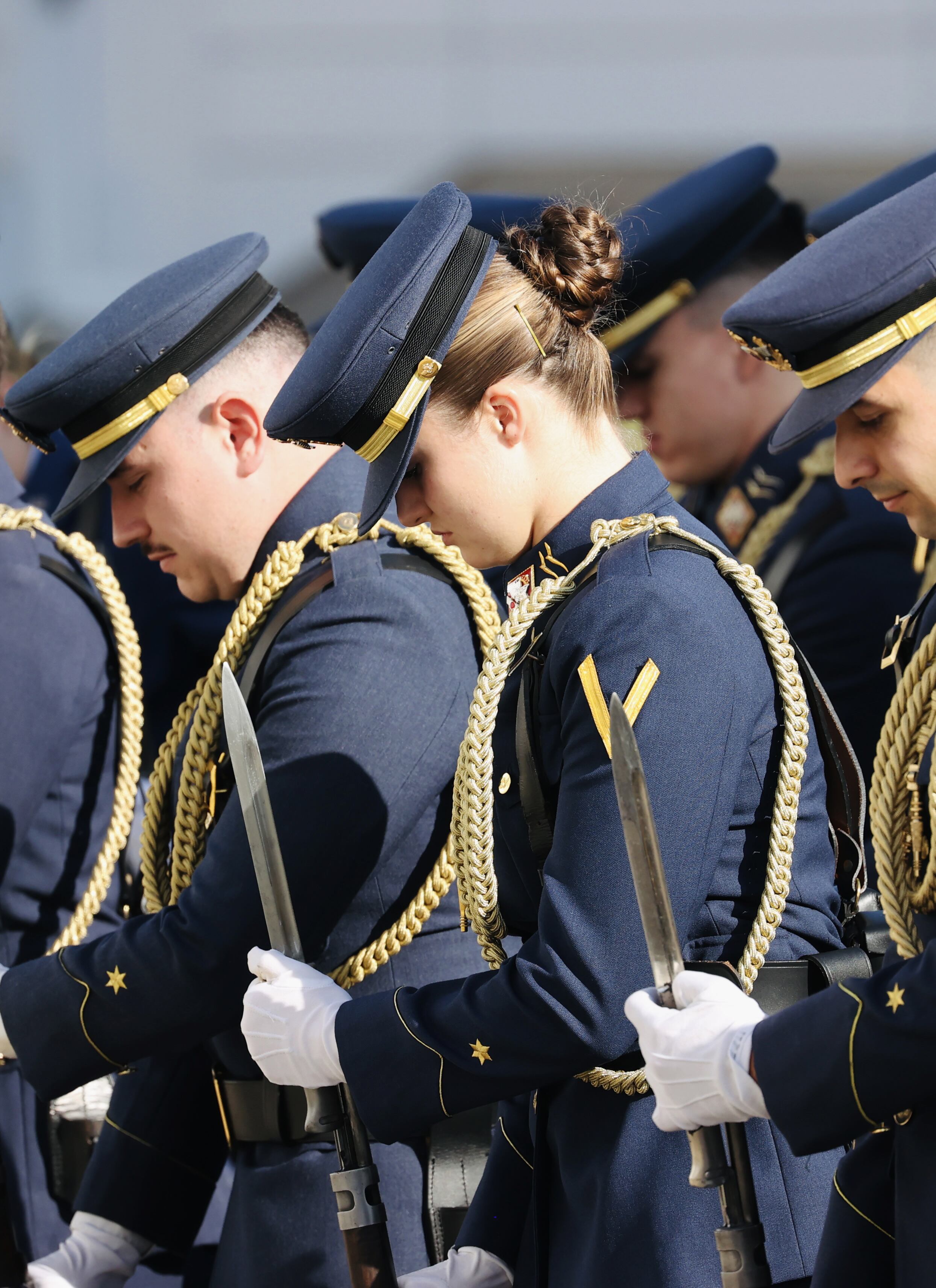 SAN JAVIER (MURCIA), 19/12/2025.-La Princesa de Asturias ha realizado su primer vuelo en solitario en la Academia General del Aire y del Espacio de San Javier (Murcia) pilotando el avión Pilatus PC-21, la denominada 'suelta', cuando se cumple su cuarto mes de instrucción como alférez. La princesa Leonor ha completado la formación teórica y las sesiones de simulador y de vuelo real en Pilatus establecidas para alcanzar las competencias necesarias que le han permitido realizar con seguridad 'la suelta' el jueves 18 de diciembre. La Casa Real ha distribuido fotografías de diferentes momentos de la princesa Leonor tanto en el interior del Pilatus como del ejercicio de toma y despegue, una imagen fue grabada desde la torre de control, ya que las medidas de seguridad para una 'suelta' son muy restrictivas y no permiten que otro avión se aproxime para captar el momento.-EFE/Casa de Su Majestad el Rey***SOLO USO EDITORIAL/SOLO DISPONIBLE PARA ILUSTRAR LA NOTICIA QUE ACOMPAÑA (CRÉDITO OBLIGATORIO)***