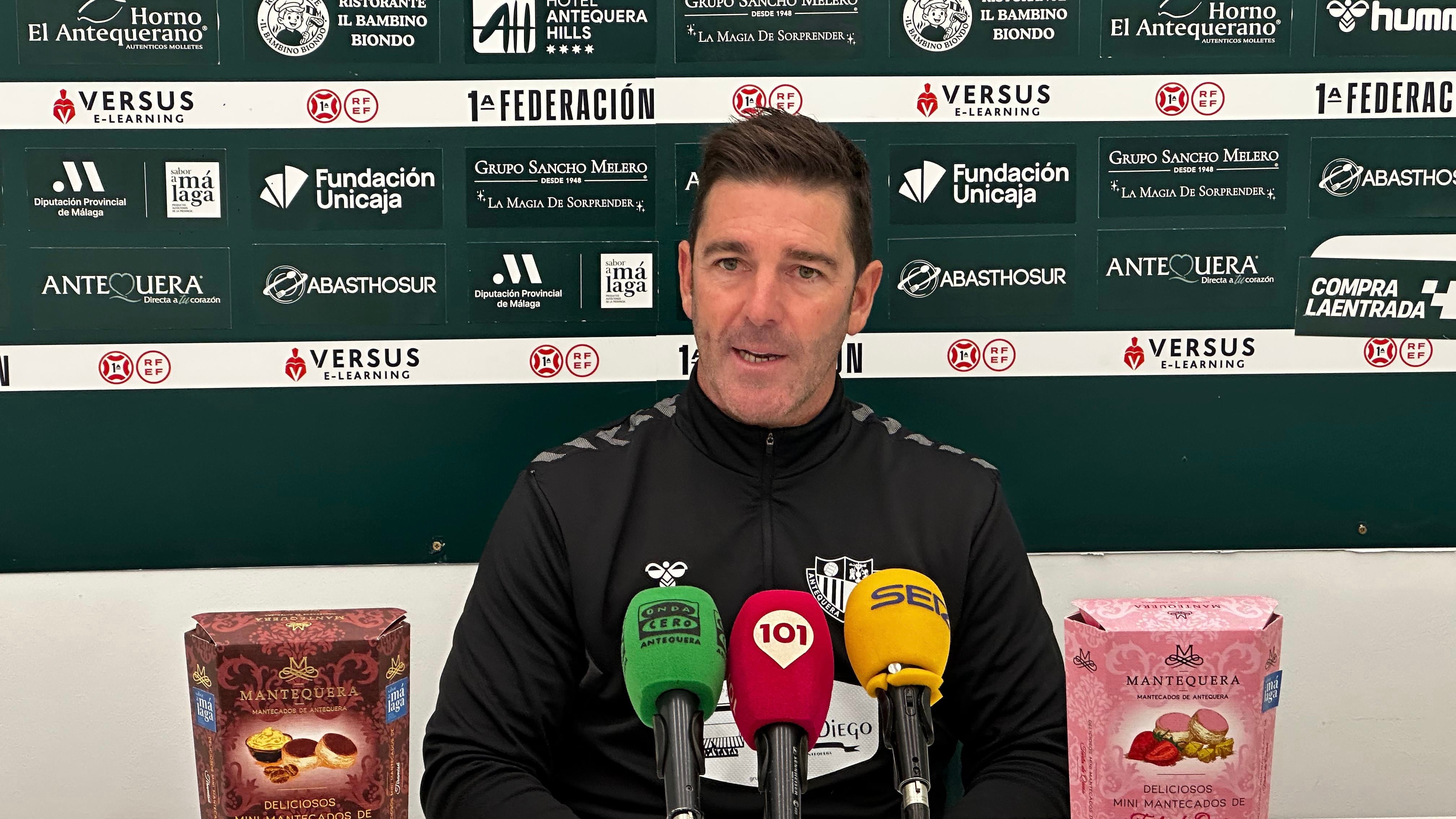Abraham Paz en la rueda de prensa previa al Antequera - Nàstic