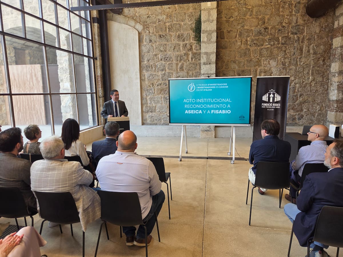 La 'X Trobada d'Investigadors i Investigadores en càncer Ciutat d'Alcoi' se inicia con un acto previo de homenaje y una conferencia abierta al público