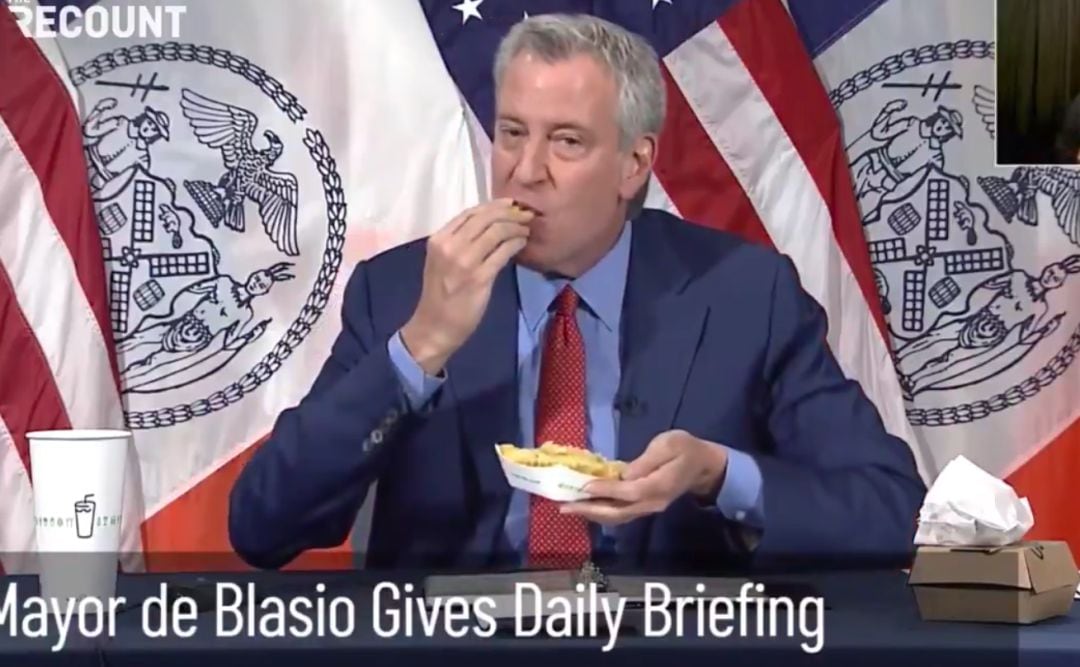 El alcalde de Nueva York anima a la gente a vacunarse promocionando patatas fritas y se las come en directo.