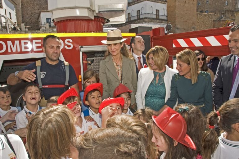 La Infanta Elena, Charo Cordero y Elena Nevado con un grupo de niños participantes en la jornada