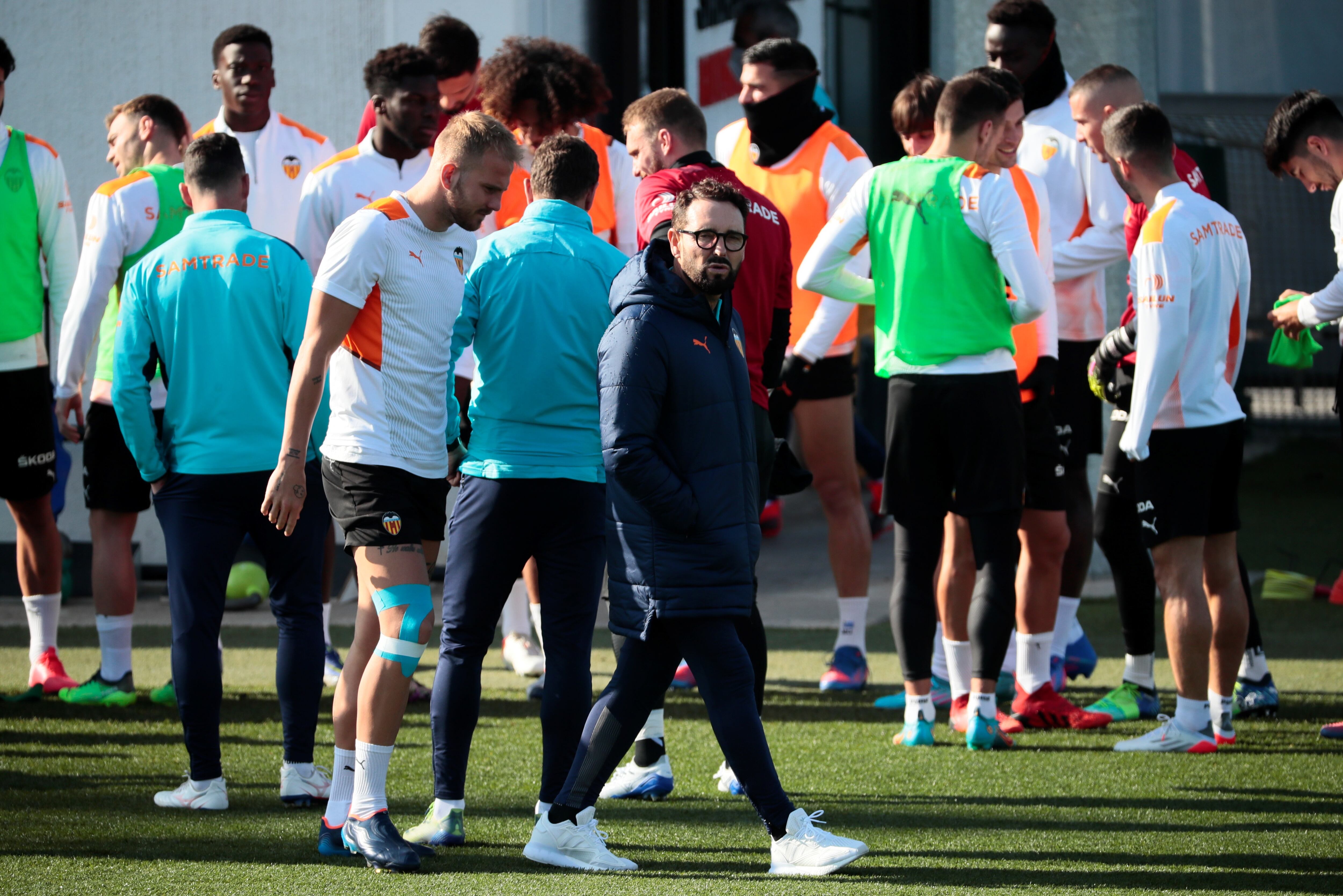 Bordalás y su equipo, en Paterna. EFE