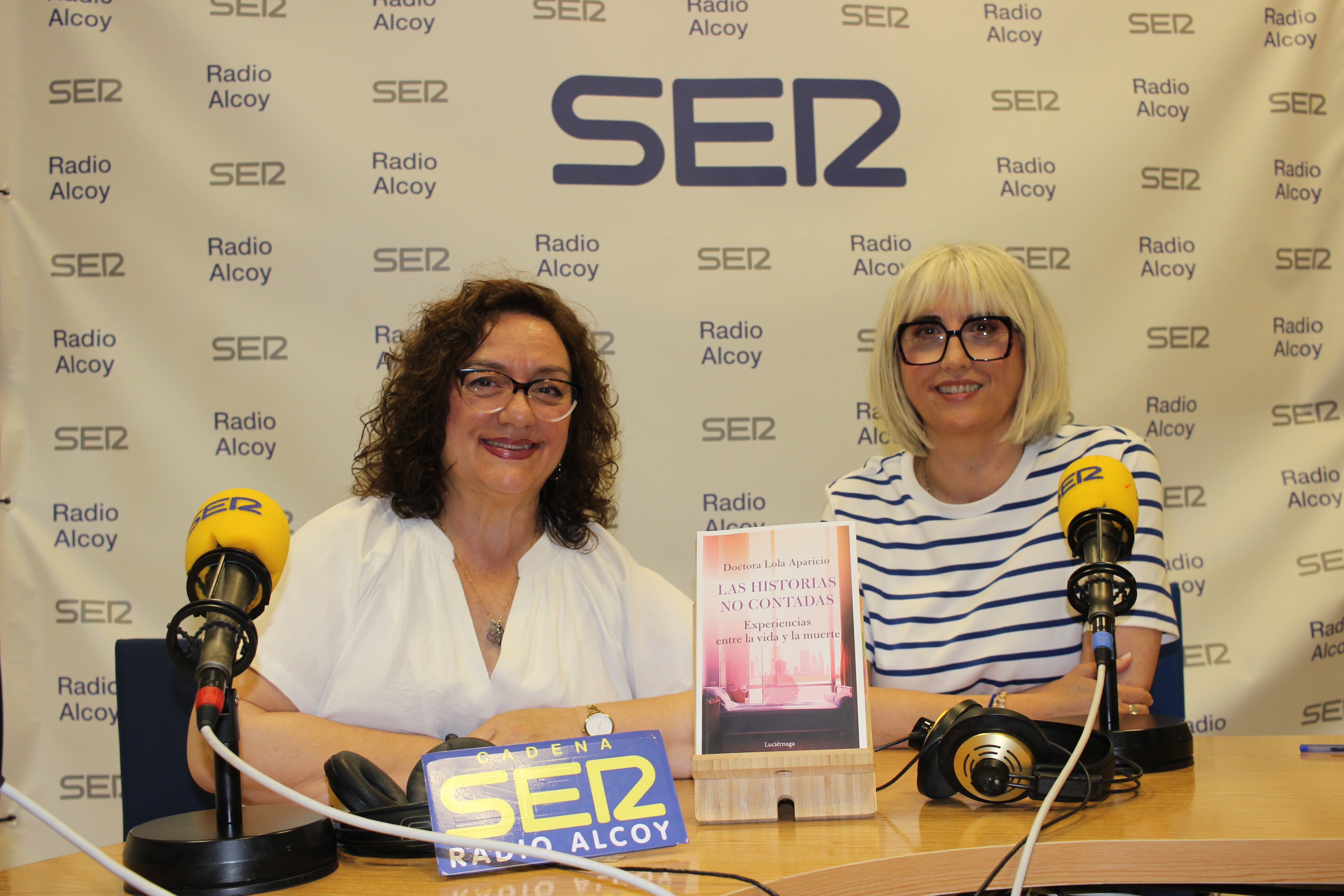 Begoña Doménech y Begoña Beneyto, en el estudio central de Radio Alcoy con un ejemplar del libro