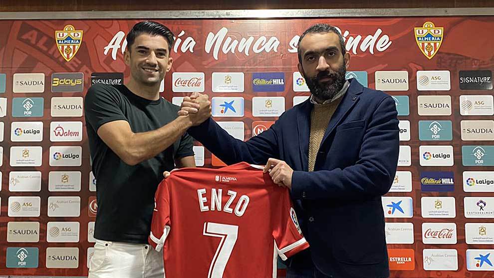 Enzo Zidane presentado por Mohamed El Assy como jugador del Almería.