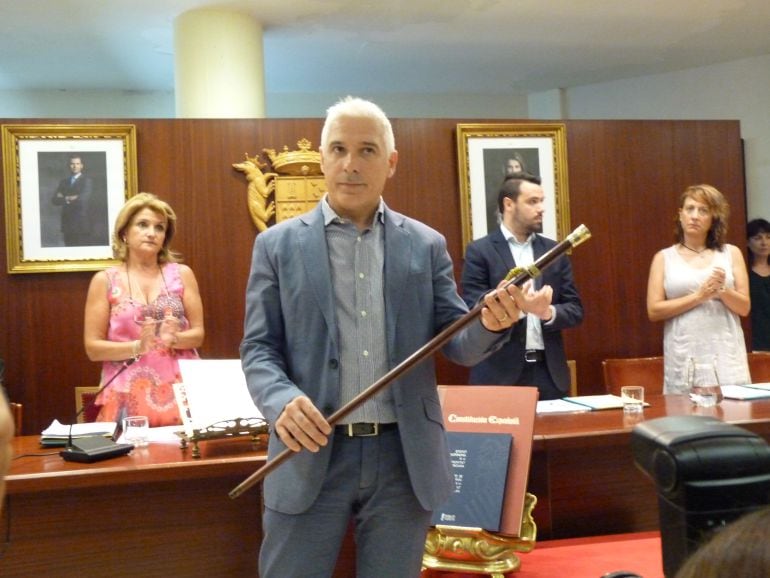 Armando Esteve (UPYD) con el bastón de mando