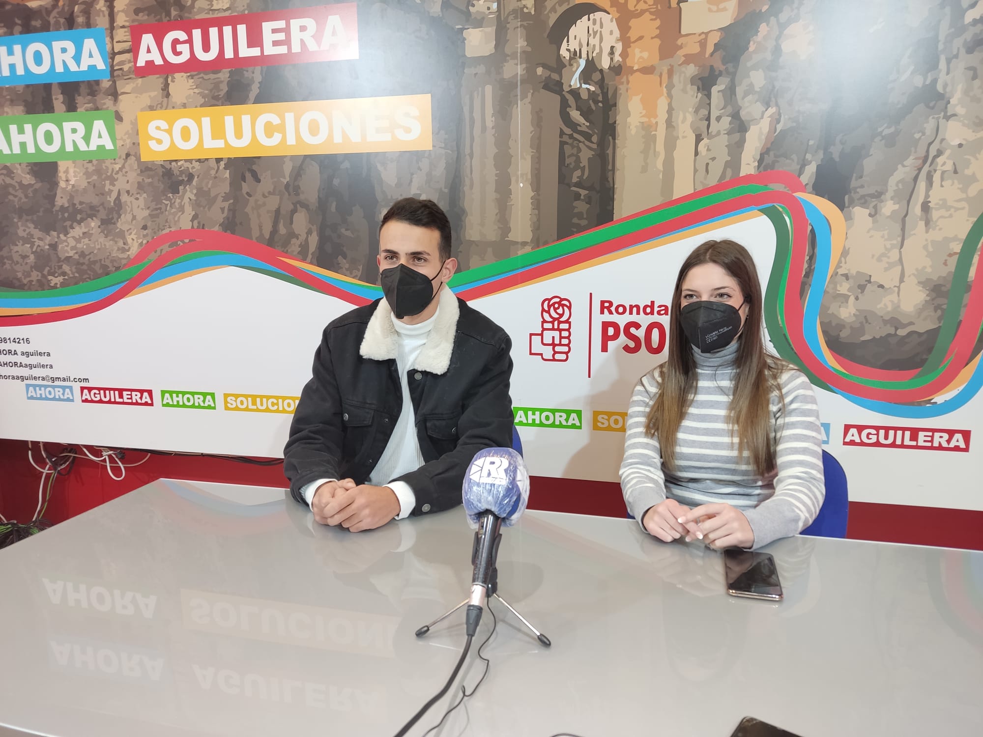 Domínguez y Villarejo, componentes de las Juventudes Socialistas, en la sede del PSOE de Ronda