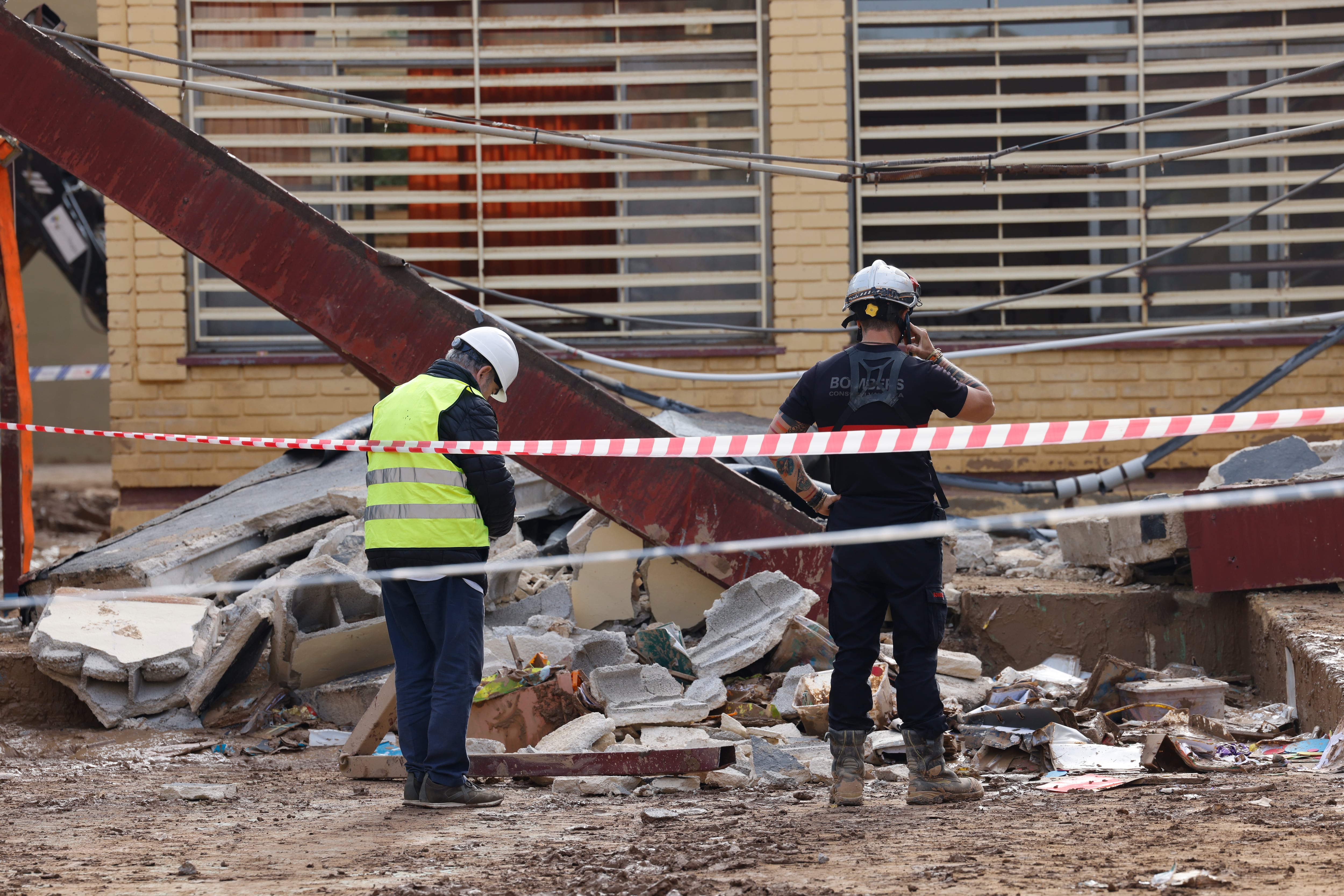 Bomberos en la zona que ha colapsado en el colegio Lluís Vives de Massanassa (Valencia), una de las zonas afectadas por la dana, donde un operario que estaba realizando tareas de limpieza ha fallecido este domingo tras el derrumbe de parte del tejado del centro educativo. EFE/Ana Escobar