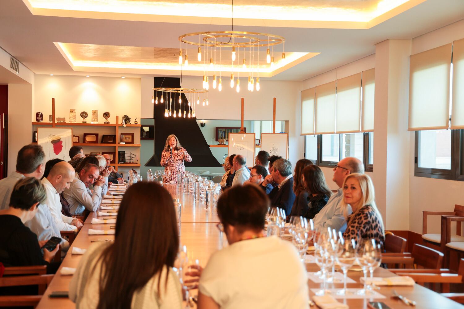 Un momento de la cata solidaria a beneficio de Valentia. Foto: Bodega Enate