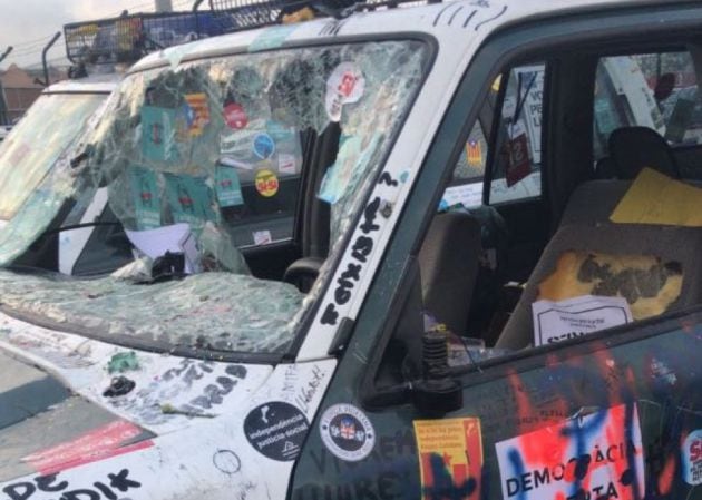 Los coches de los agentes de la Guardia Civil han quedado destrozado.