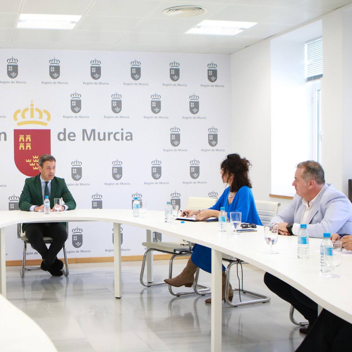 La Comunidad estudiará un sistema de transporte gratis en el Mar Menor para trasladar a los turistas a playas