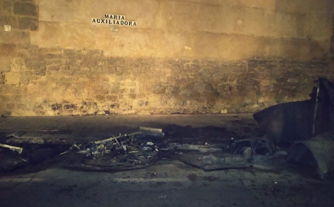 Contenedores quemados en Arroyo de San Lorenzo en Córdoba