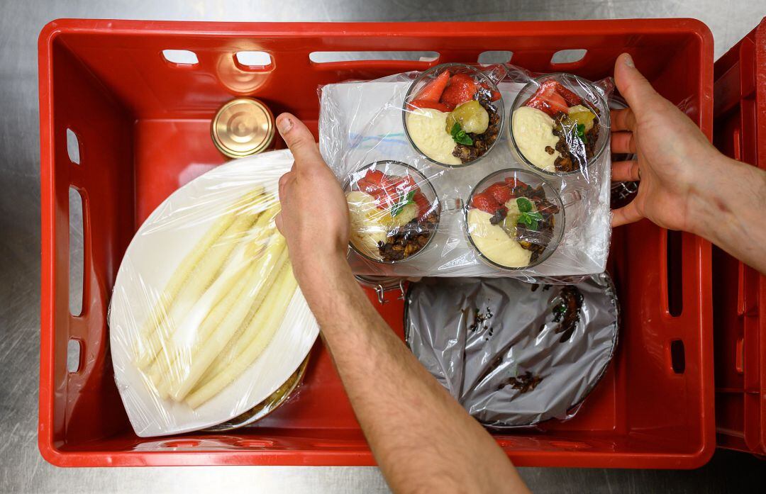 Menú servido a personas en dificultades sociales.