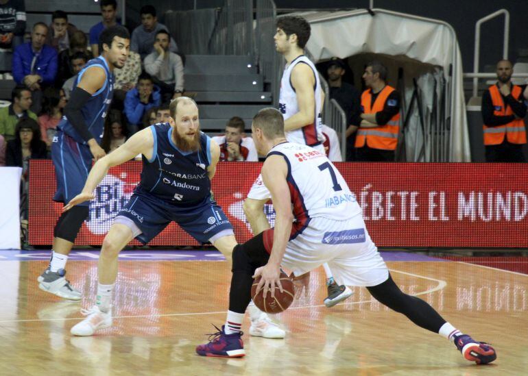 El base irlandés del Rio Natura, Donnie McGrath (d), bota el balón ante la defensa del jugador austriaco del MoraBanc Andorra, Thomas Schereiner, durante el encuentro correspondiente a la jornada de liga ACB, que disputaron en el Poliesportiu de Andorra.