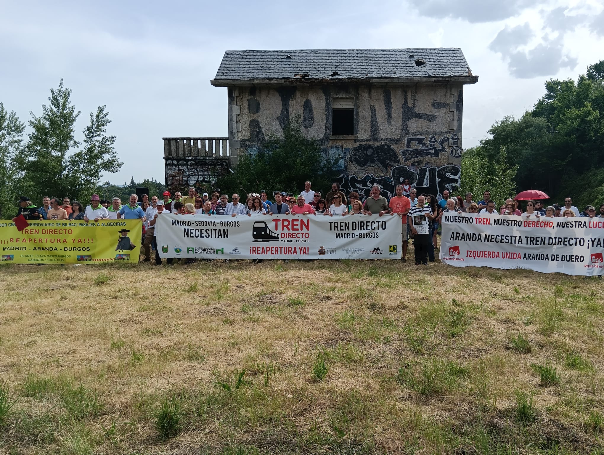 Los manifestantes posaron con las pancartas con la estación de Robregordo de fondo