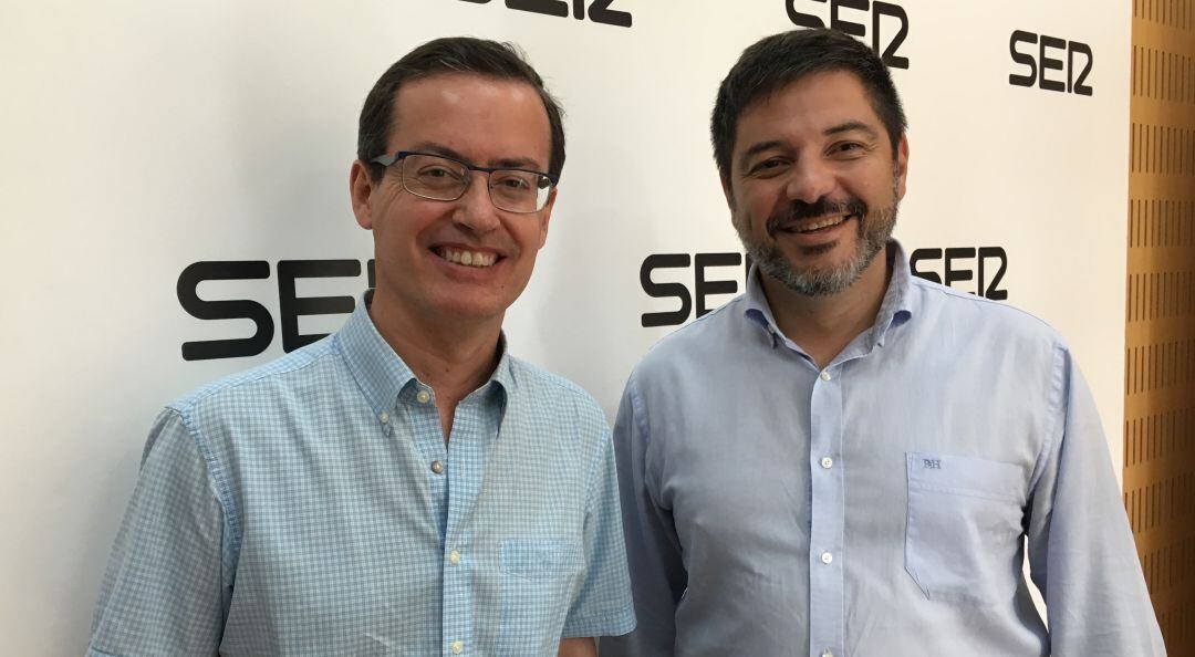 Diego del Rey, director del 112, y Carmelo Cabañero, primer operador de este servicio de emergencias.