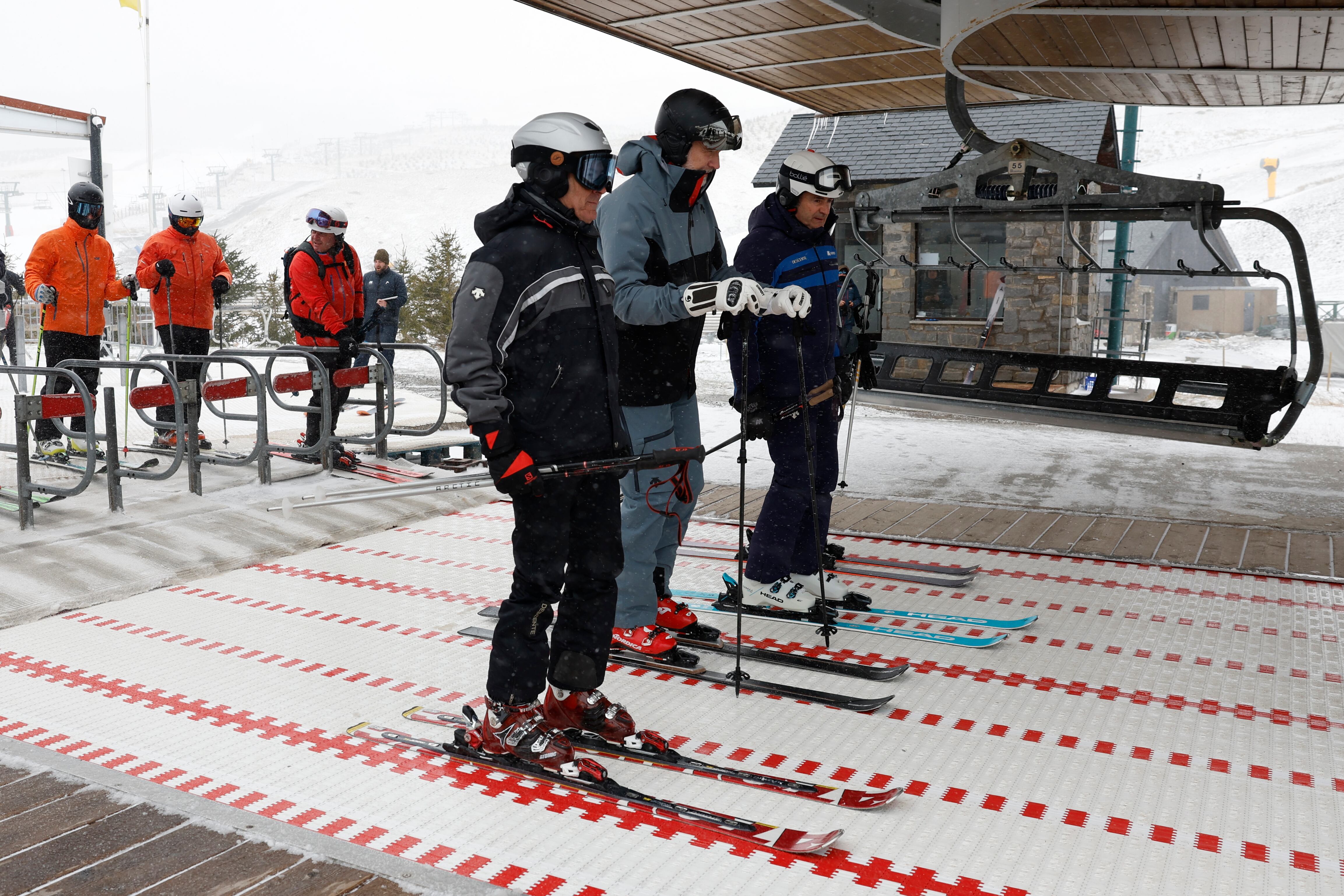 FORMIGAL, 29/03/2025.- El rey Felipe VI (c) en la estación de esquí en Formigal, este sábado. EFE/ Javier Cebollada