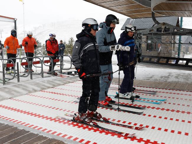 FORMIGAL, 29/03/2025.- El rey Felipe VI (c) en la estación de esquí en Formigal, este sábado. EFE/ Javier Cebollada