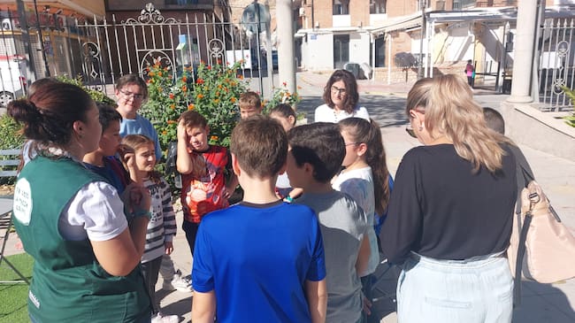 Otros grupos de niños y niñas atienden a la monitora en otro de los stand habilitados
