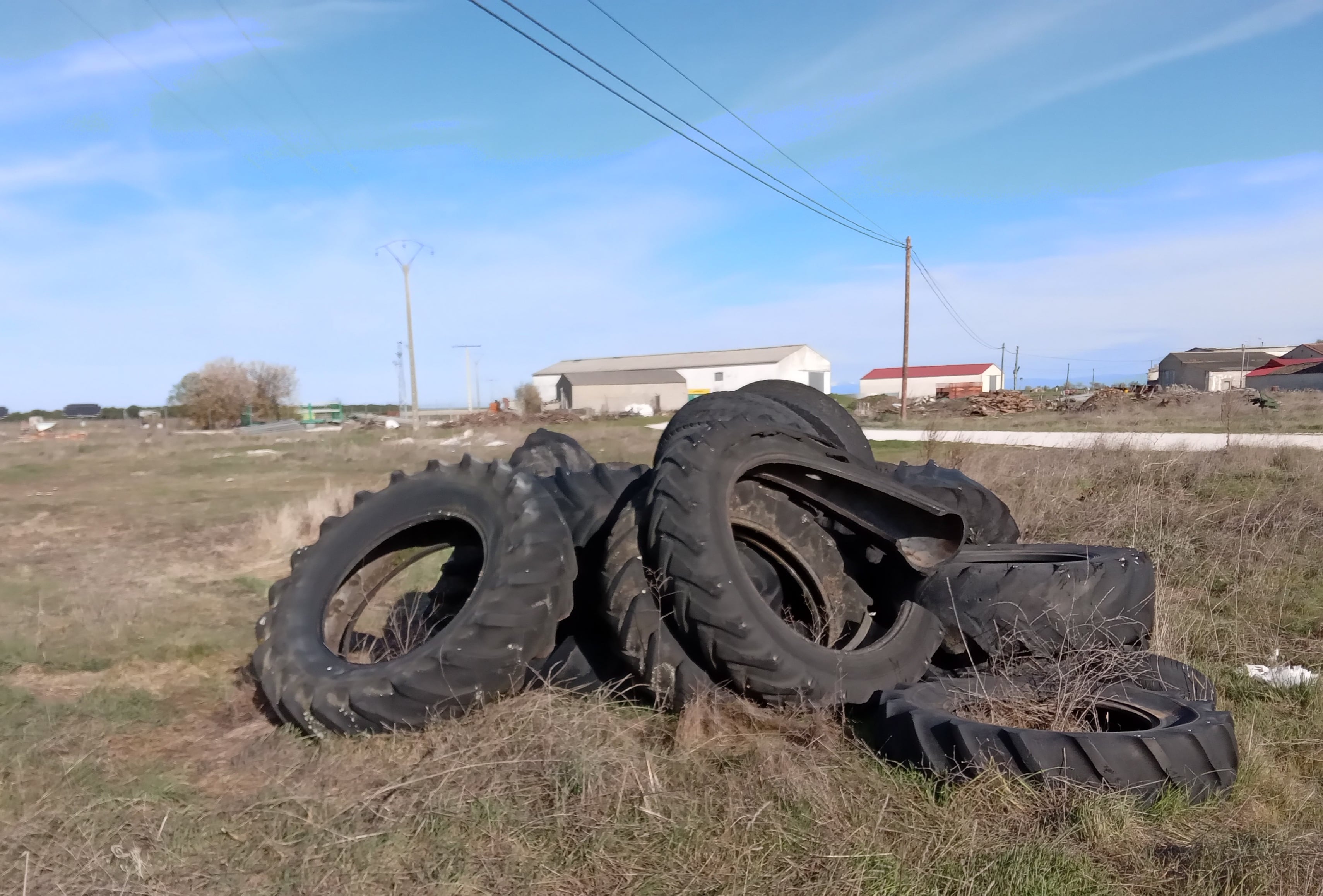 Ruedas abandonadas en el barrio de Escarabajosa de Cuéllar